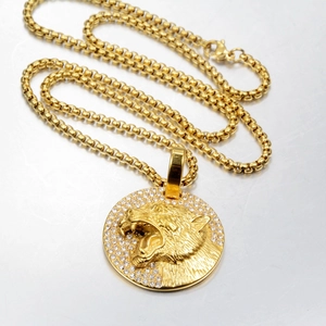 Collier hip hop avec pendentif tête de léopard dorée et pierres en zircone cubique