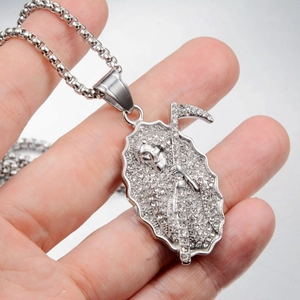 Macro del ciondolo mietitore hip hop con strass bianchi e catena a scatola d'argento
