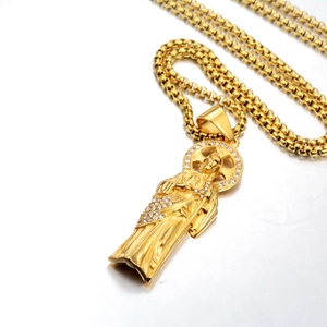 Détail du pendentif religieux Saint Jude doré avec des accents de diamants blancs