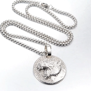 Collier hip hop en acier inoxydable argenté avec pendentif tête de léopard serti de diamants