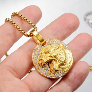Vue macro d'un pendentif tête de léopard plaqué or avec strass brillants et chaîne