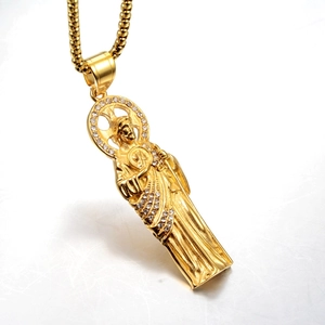 Détail macro du pendentif religieux Saint Jude en or avec des strass blancs étincelants