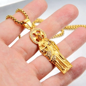 Détail du pendentif religieux Saint Jude doré avec cristaux sur une chaîne Franco