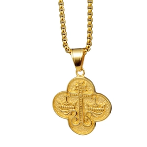 Vue détaillée du pendentif trèfle doré avec motifs de croix religieuse et couronne gaufrés