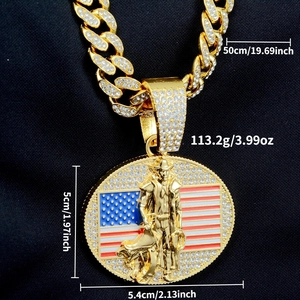 Détail d'un pendentif hip-hop doré avec un cow-boy, drapeau américain et zircons blancs