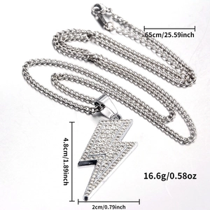 Detalle del collar con colgante de rayo de diamantes de imitación y medidas de 65 cm