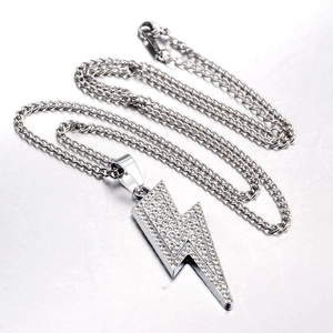 Collar con colgante de rayo de moda con cristales brillantes en cadena de metal plata