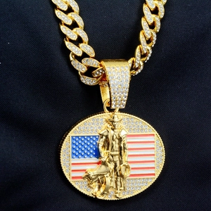 Gros plan macro sur la chaîne cubaine dorée et pendentif cowboy drapeau USA serti de strass