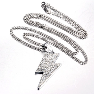 Collar con colgante de rayo plateado con cristales micro-pavé brillantes en la cadena