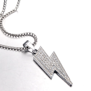 Collar de moda con colgante de rayo en plata y pavé de cristales brillantes