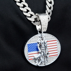 Gros plan sur la chaîne cubaine sertie et pendentif drapeau US avec relief de cowboy