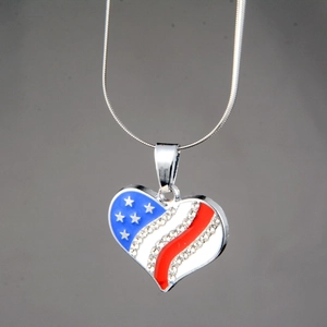 Dettaglio della collana con ciondolo a cuore, bandiera USA e strass di cristallo fini