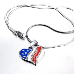 Collana con pendente a cuore bandiera americana, strass e catena a serpente d'argento donna