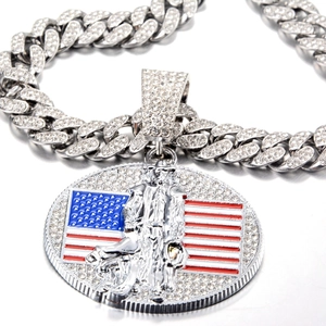 Détail du pendentif drapeau américain cowboy serti de strass sur grosse chaîne cubaine