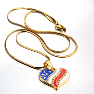 Collana a cuore dorata con smalto bandiera americana e diamanti con catena snake