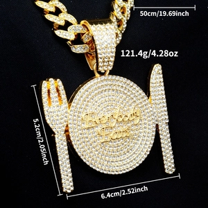Détail macro du pendentif assiette pavé de zircons avec texte Everybody Eats sur chaîne