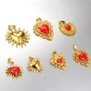 Collezione di ciondoli a cuore vintage dorati con smalto rosso e bordi barocchi