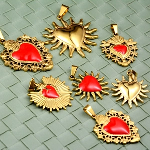 Ciondolo Sacro Cuore in Acciaio Inossidabile Vintage Barocco Placcato Oro Smalto Croce Religiosa Accessorio per Collana Uomo Donna