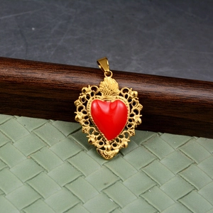 Pendente cuore vintage placcato oro con smalto rosso e dettagli in filigrana