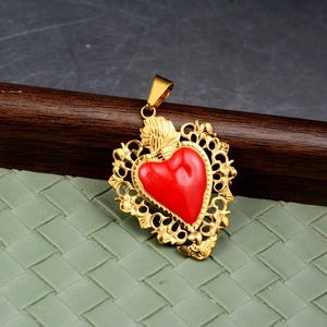 Pendente cuore dorato stile barocco con smalto rosso e dettagli in filigrana d'oro