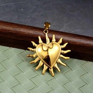 Ciondolo a cuore con raggio di sole dorato in acciaio inossidabile su base di legno