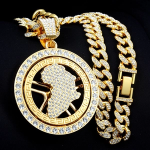 Makroaufnahme der vereisten Afrika-Karte und goldener Gliederkette im Hip-Hop-Stil