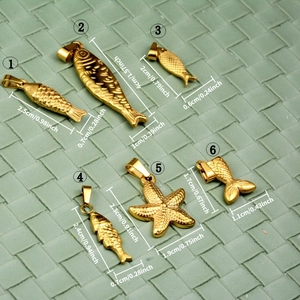 Détails de divers pendentifs marins dorés avec dimensions sur fond tissé texturé