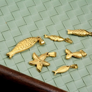 Ensemble de pendentifs océan en acier titane avec poissons et étoile de mer dorés