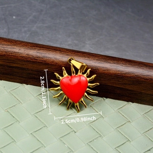 Dettaglio del ciondolo cuore sole rosso con dimensioni di 2,8 cm di altezza e 2,5 cm