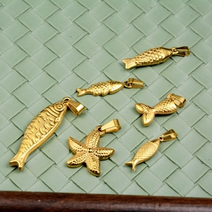 Lot de 6 pendentifs dorés en acier inoxydable avec motifs poissons et étoile de mer