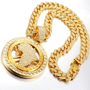 Makro-Detail von Iced-Out Afrika-Anhänger mit goldener Panzerkette und Meandermuster-Rand