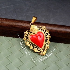 Vista dettagliata del pendente a cuore dorato 4cm x 3,2cm con intarsio rosso e motivi