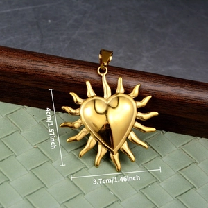 Dettaglio del ciondolo a cuore dorato a raggiera con misure di 4 cm per 3,7 cm