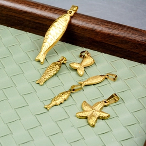 Ensemble de pendentifs océan en acier titane doré avec motifs de poissons et étoiles