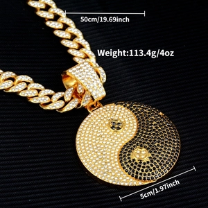 Detailansicht des Gold Yin Yang Anhängers mit 50cm Kette und Maßangaben in der Übersicht