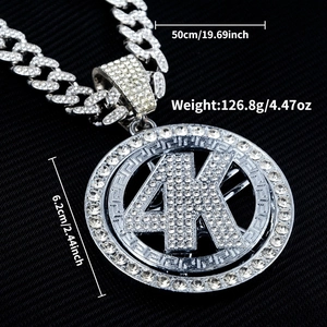 Gros plan du pendentif hip hop 4K serti de zircons avec motif grec sur fond noir