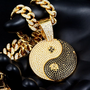 Goldene Cuban-Kette im Hip-Hop-Stil mit Tai-Chi-Yin-Yang-Anhänger und Kristallen