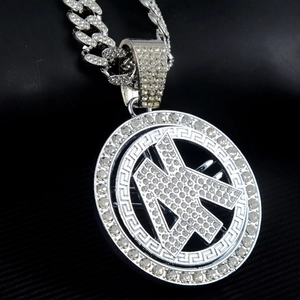 Collier hip-hop argenté avec pendentif diamant rotatif et motif grec classique