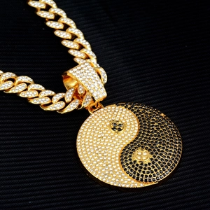 Iced Out Tai Chi Yin Yang Anhänger mit goldener Panzerkette im Hip-Hop-Stil