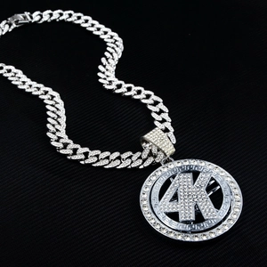 Chaîne cubaine argentée avec pendentif lettre 4K serti de strass et motif grec