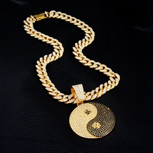 Hip-Hop Tai Chi Yin Yang Anhänger mit Kristallen an goldener kubanischer Kette