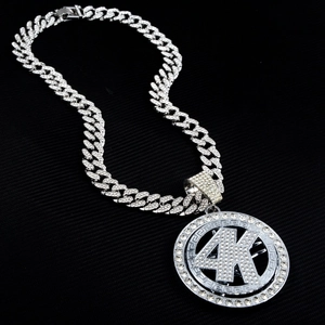 Collier maille cubaine argentée avec pendentif diamant 4K et bordure motif grec