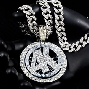 Collier pendentif 4K argenté avec chaîne cubaine et motif de clé grecque serti