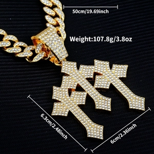 Primer plano del collar hip hop dorado con tres colgantes de cruz incrustados de cristal
