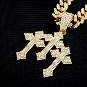 Collar hip hop con tres colgantes de cruz y circonitas blancas en cadena cubana dorada