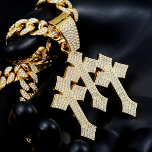 Collar hip hop con triple colgante de cruz dorada y cadena cubana de eslabones de lujo