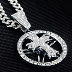 Collier avec pendentif croix argenté hip hop serti de cristaux et chaîne cubaine