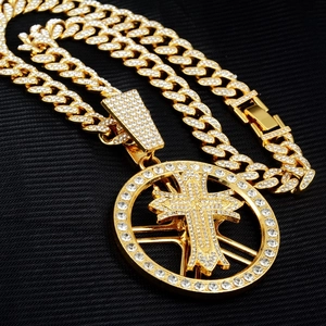 Collier hip hop or à maille gourmette avec pendentif croix rotatif serti de zircons