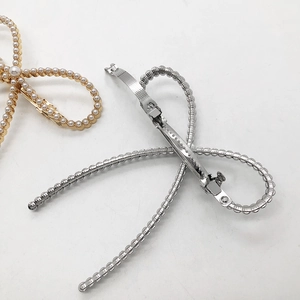 Barrettes à cheveux élégantes en métal doré et argenté avec perles au design minimaliste