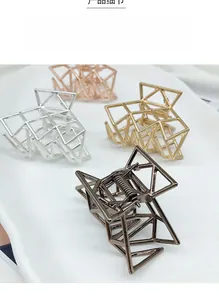 Dettagli di pinze per capelli geometriche in metallo color oro, argento e oro rosa